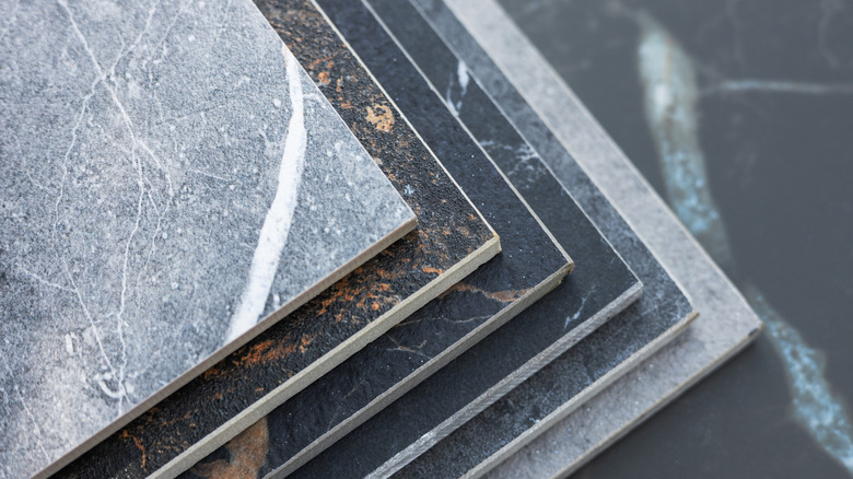 Sol en grès cérame dans un salon moderne