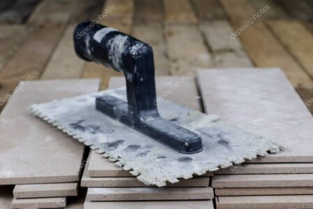 Maître carreleur posant des carreaux avec précision