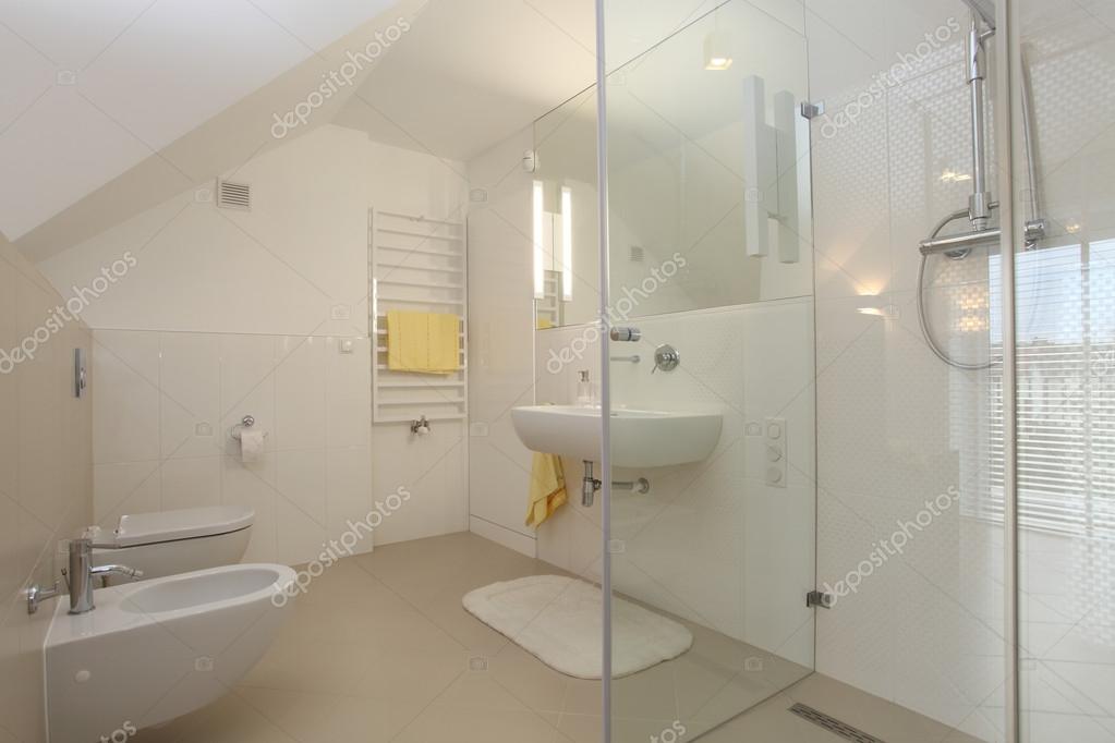 Salle de bains carrelée prête à l’usage